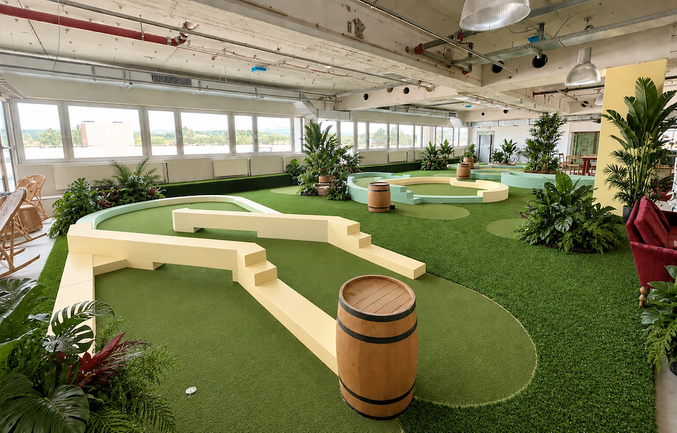 Grüne Indoor-Minigolfanlage im House of Explorado