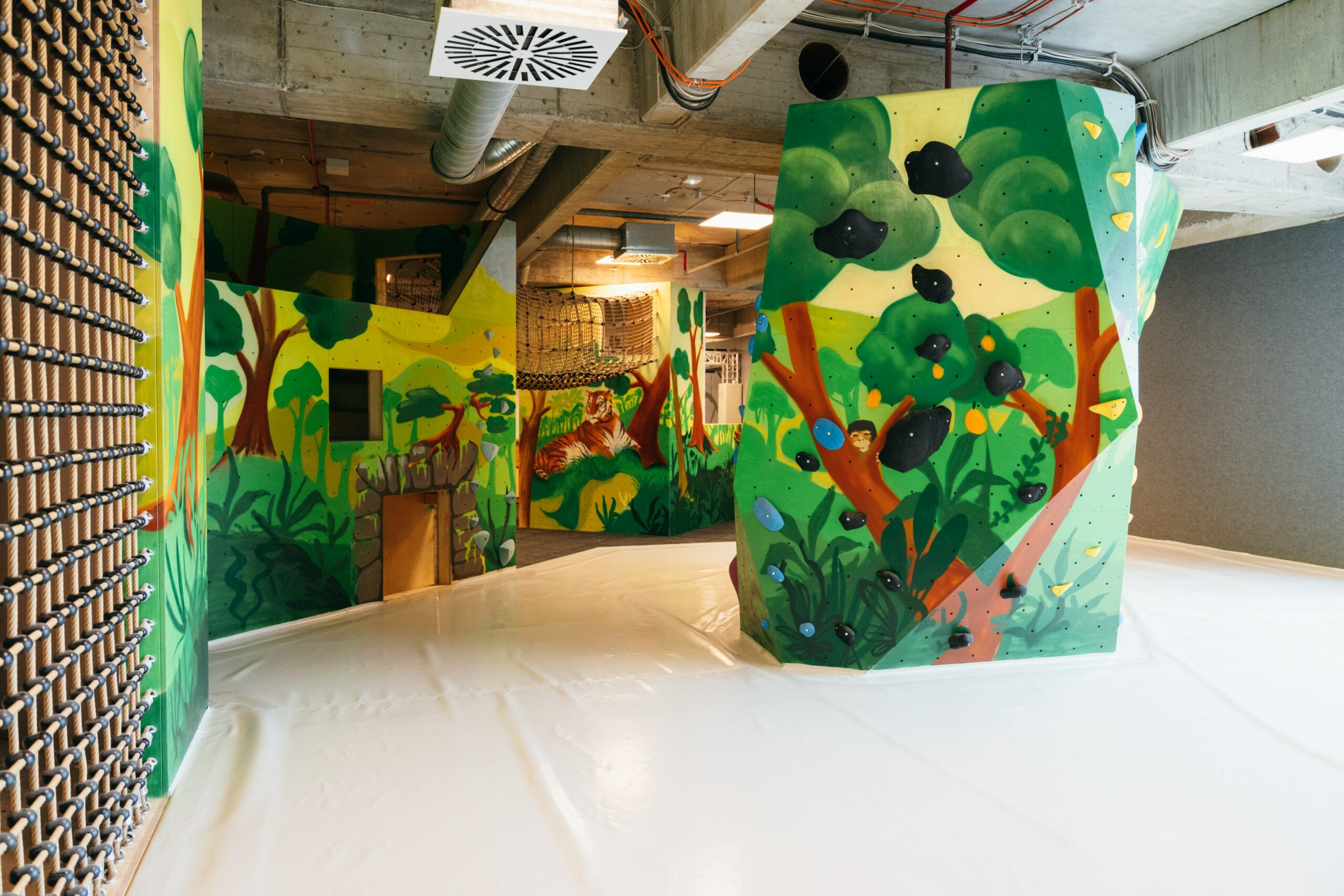 Bunter Spiel- und Kletterbereich im House of Explorado